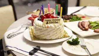 HMN-388 [中文字幕]祝我暗恋的女孩生日快乐。为了庆祝她的生日，我请我的朋友给她来了一场她这辈子最刺激、最有趣的奶油派性爱，直到太阳升起  #森日向子