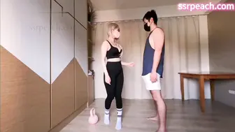 ssrpeach Ellie金发健身教练，教你如何做壶铃摆荡