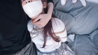 【丝米】《圈养调教男娘小叶3》小叶化身JK少女，乖乖带上项圈，大腿根部贴上郊狼，让主人肆意遥控玩弄