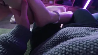 【丝米定拍】《落入面试陷阱的妹子3》上次抓住的妹子迎来的新一天，穿上白色长筒靴+油亮白丝，被迫换上蕾丝包臀短裙