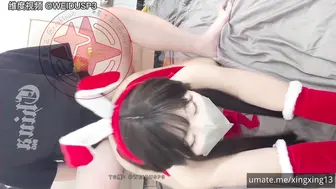 星十三 圣诞制服套装！双马尾母狗。跪在地上，含情脉脉的给金主爸爸舔鸡巴，嫩逼在镜子里一览无余，各种姿势享受性爱过程