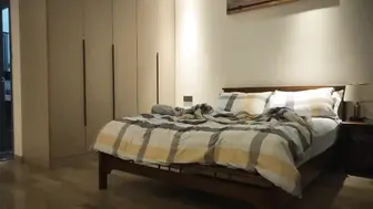 牛仔短裤漂亮少妇，一脸呆萌肉感美腿，抓着大屌深喉
