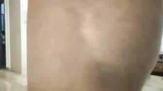 牛仔短裤漂亮少妇，一脸呆萌肉感美腿，抓着大屌深喉