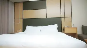 少妇大长腿奶子不小，穿上情趣透视装网袜，掰穴深喉骑乘打桩
