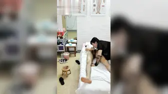 妈妈按摩店卖逼，做儿子的必须花钱去捧场啊，该说不说妈妈虽然老，但是逼很嫩