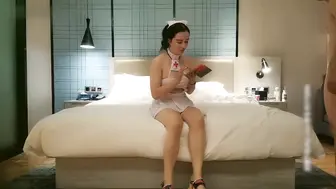 蓝裙妹换穿情趣护士装骑乘后入变换各种姿势