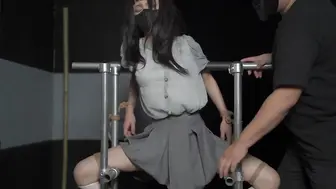 调教女学生，简单调教就尿了一地