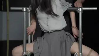 调教女学生，简单调教就尿了一地