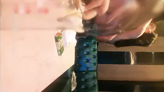 成都大三学生妹KTV里唱歌饮酒调情脱光来一发 大胆脱衣，露出雪白胸脯，粉嫩乳头，挑逗男士下体
