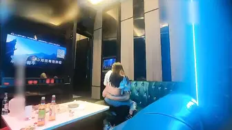 成都大三学生妹KTV里唱歌饮酒调情脱光来一发 大胆脱衣，露出雪白胸脯，粉嫩乳头，挑逗男士下体