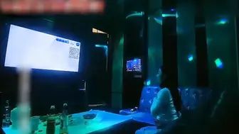 成都大三学生妹KTV里唱歌饮酒调情脱光来一发 大胆脱衣，露出雪白胸脯，粉嫩乳头，挑逗男士下体