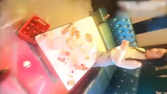 成都大三学生妹KTV里唱歌饮酒调情脱光来一发 大胆脱衣，露出雪白胸脯，粉嫩乳头，挑逗男士下体