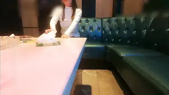 成都大三学生妹KTV里唱歌饮酒调情脱光来一发 大胆脱衣，露出雪白胸脯，粉嫩乳头，挑逗男士下体
