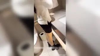 人妻熟妇-穿著羽绒衣也挡不住好身材，质量不错的人妻做爱视频流出