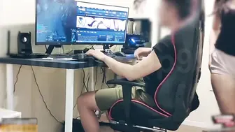 下面有跟棒棒糖-淫荡的宝贝想要大鸡巴并打断我的游戏