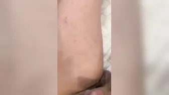 大哥和大嫂来我家看我，大哥刚去上厕所，我就和嫂子在客厅激情，啪啪。大嫂的叫声真好听。