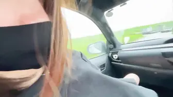 女大学生穿着衬衫裙不穿内裤和男朋友约会购物 在试衣间里直接压在男友身上，享受着野外做爱的快感