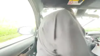 女大学生穿着衬衫裙不穿内裤和男朋友约会购物 在试衣间里直接压在男友身上，享受着野外做爱的快感
