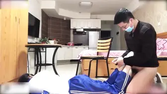 女学生被恋足癖班主任 威逼利诱开房做爱足交，陷入一场欲火焚身的禁忌之恋
