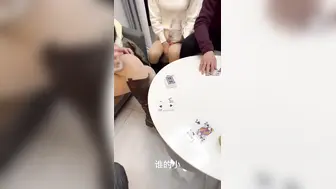 绿帽大神真实记录换妻聚会 淫乱的脱衣服扑克游戏 让两女穿上丝袜共侍一夫