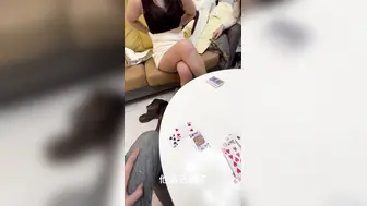 绿帽大神真实记录换妻聚会 淫乱的脱衣服扑克游戏 让两女穿上丝袜共侍一夫