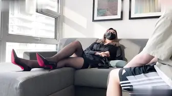 绿帽老公出差归来，黑丝高跟老婆当面NTR，火辣多人场景刺激眼球，羞辱与快感交织的极致体验