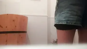 脱下熟女技师的短裤上来就是一顿乱摸扣穴差点高潮