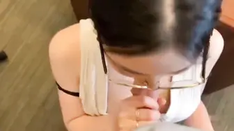 黑丝眼镜美眉，被大肉棒无套输出