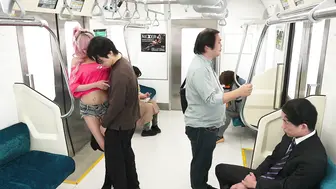 HMN-858 [中文字幕]现身！逆痴汉辣妹 紧紧抓揉弱气男人的鸡巴，诱惑无套插入的痴女出没的痴汉电车 春阳萌花