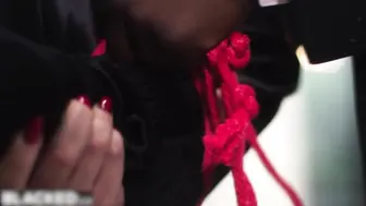 在金发美女和老公的结婚纪念日 送来了一副捆绑道具叫黑壮汉侍候了爱妻一番