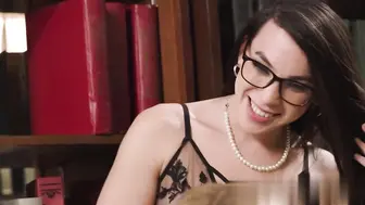 OOPSIE - Avery Jane 在与 T-Girls Emma Rose 和 Kasey Kei 的公共性爱三人行中中出