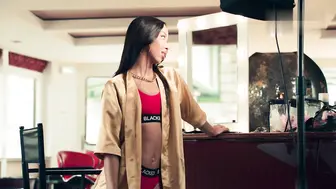 Stefany的姿势很性感，但这位天使的记录却一尘不染