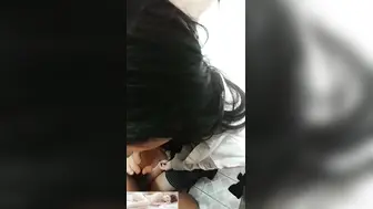 【校园门事件】技校学生妹在学校厕所偷情