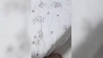 大哥外出打工，巨乳嫂子穿睡衣色诱，见面后迫不及待内射，大哥也没想到一向勤俭持家的嫂子会背着大哥有如此浪荡的一面。