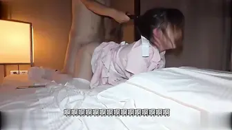带着亲妹去酒店三天两夜 疯狂无套猛干高潮 主动骑在哥哥身上疯狂上下套弄