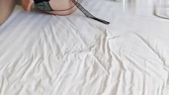 楼道自慰到喷水，跪求儿子快点内射给她，让她的骚逼别那么痒了