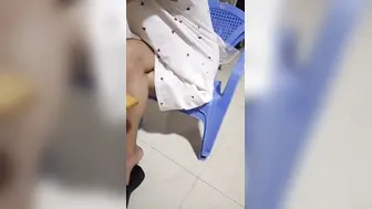 我的表姐是个骚货，当着表姐夫的面和我眉来眼去，上个厕所都要偷偷跑来给我吃鸡鸡。