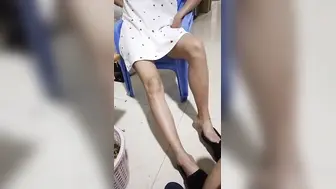 我的表姐是个骚货，当着表姐夫的面和我眉来眼去，上个厕所都要偷偷跑来给我吃鸡鸡。