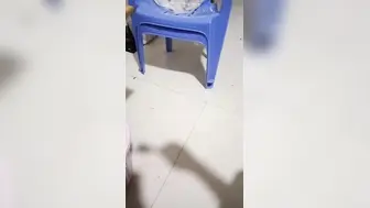 我的表姐是个骚货，当着表姐夫的面和我眉来眼去，上个厕所都要偷偷跑来给我吃鸡鸡。