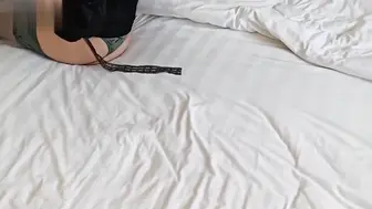 乱伦经典，趁着大家不在家让阿姨大胆在楼道自慰到喷水，淫荡阿姨跪求我快点插她