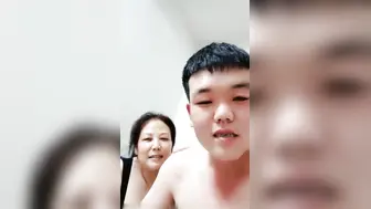 傻小子天天和个熟女直播啪啪啪 自称母子