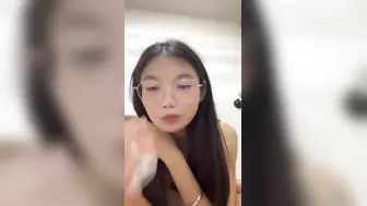 可爱萝莉少女-拿着各种玩具塞进自己逼