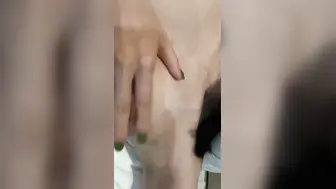 外表清纯极品尤物-眼镜学生妹黑丝掰嫩穴特写，男友掏鸡巴抽插几下翘起双腿被操