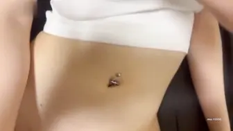 清纯反差身材苗条的少女，小粉穴小娇乳内内湿了一大片小穴，被抠的淫水狂喷无套内射