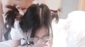 清纯如莲花的眼镜妹-JK少女制服，被猥琐猪头主人无套搞了，还内射，操得哇哇叫，戴眼镜的就是闷骚