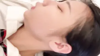 清纯如莲花的眼镜妹-JK少女制服，被猥琐猪头主人无套搞了，还内射，操得哇哇叫，戴眼镜的就是闷骚