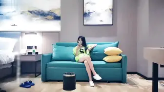 嫩妹玩双飞躺着轮着插搞完一个再一个猛操呻吟娇喘诱人