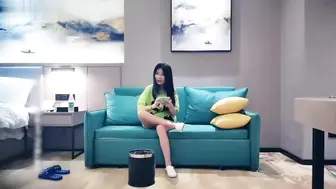 嫩妹玩双飞躺着轮着插搞完一个再一个猛操呻吟娇喘诱人