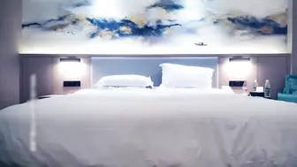嫩妹玩双飞躺着轮着插搞完一个再一个猛操呻吟娇喘诱人