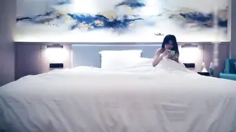 嫩妹玩双飞躺着轮着插搞完一个再一个猛操呻吟娇喘诱人